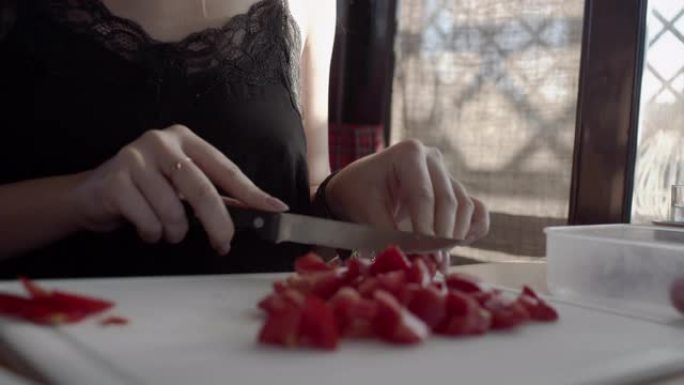 厨房里的女孩切西红柿