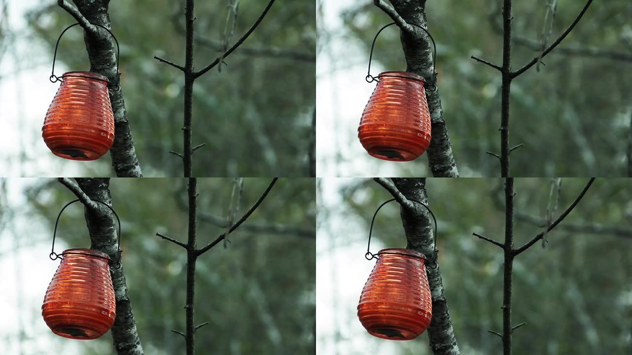 树上的红色烛台。户外灯饰树枝灯景观灯