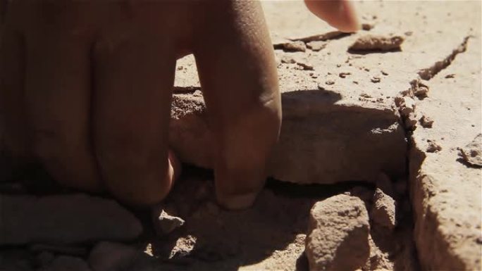 手握干土的孩子的特写镜头。