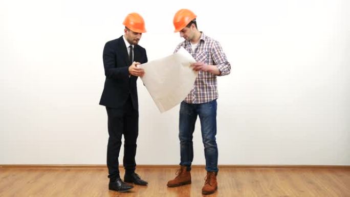男人和一个工程师在白色背景上讨论