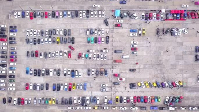 停车场的俯视图航拍俯瞰鸟瞰俯拍很多汽车