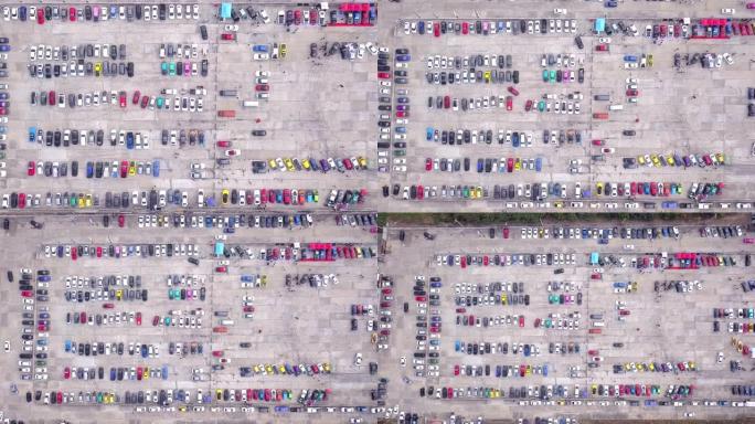 停车场的俯视图航拍俯瞰鸟瞰俯拍很多汽车