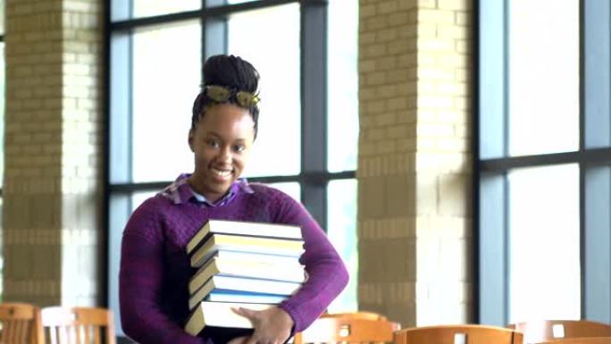 拥有一堆教科书的非裔美国高中生