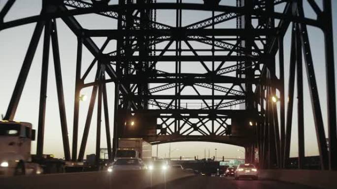 在纽约的照明桥上行驶的车辆