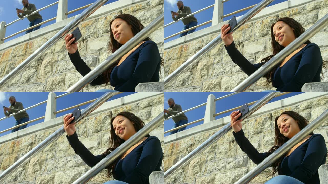 女人在4k楼梯上用手机自拍