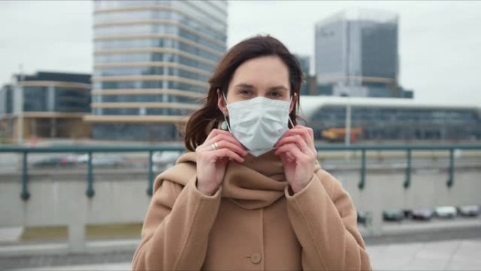 新型冠状病毒肺炎疫情保护、危险和恐惧气氛。美丽的高加索女人在外面戴面具的肖像。