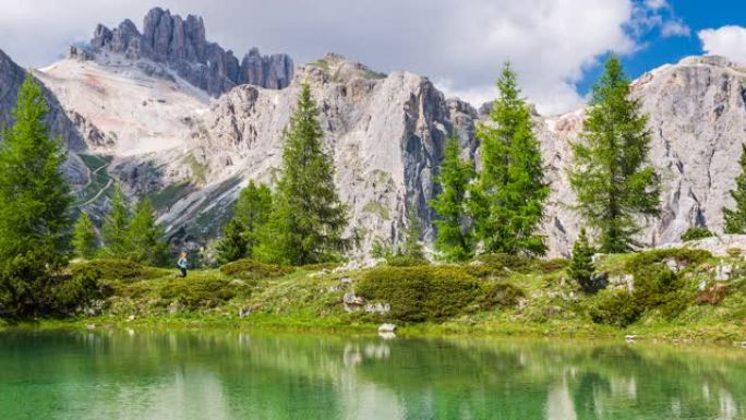 在意大利多洛米蒂山脉被欧洲阿尔卑斯山包围的山湖旁野外奔跑的女跑步者