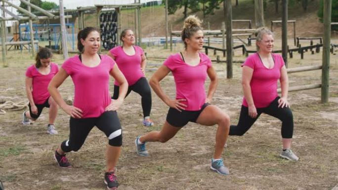 女性朋友一起在新兵训练营享受锻炼