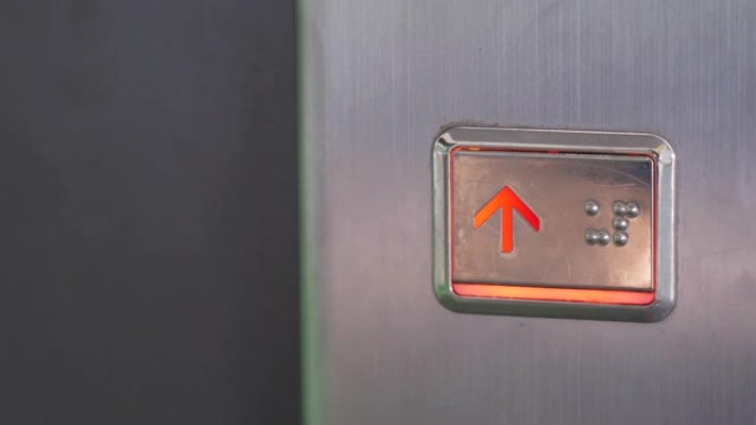 手用键按下电梯按钮，因为新型冠状病毒肺炎爆发。