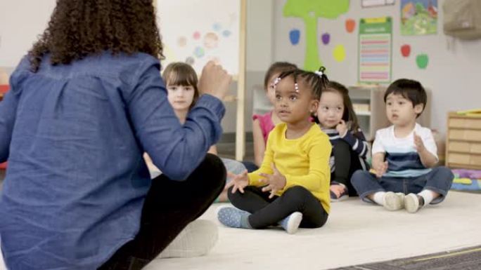 在学前班唱歌幼儿早教