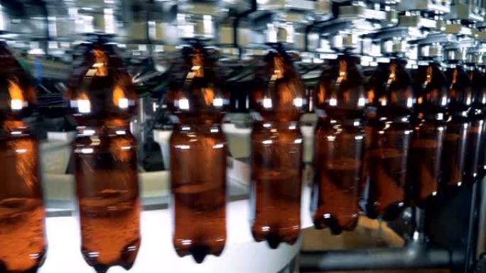 一台机器旋转瓶子，同时装满啤酒，关闭。