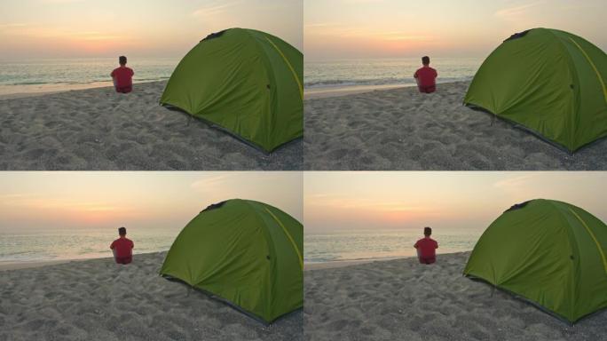 WS男子黄昏在海滩上露营