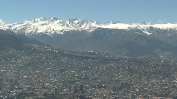 玻利维亚的拉巴斯天际线以安第斯山脉为背景。
