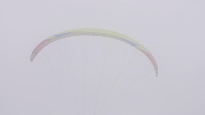 男子驾驶滑翔伞高空翱翔挑战自我激情青春