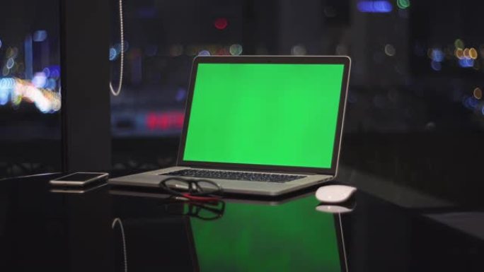 晚上绿屏电脑笔记本电脑的多莉镜头，没有人