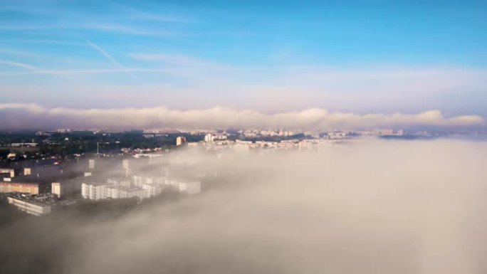 雾笼罩的城市的鸟瞰图。海岸线