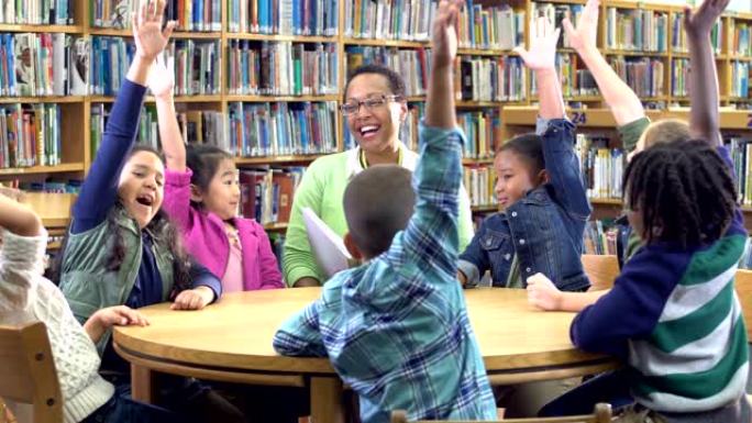 老师，图书馆的小学生举手