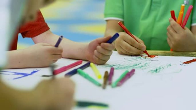 一组儿童用毡尖笔画画