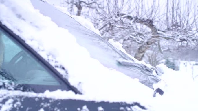 汽车雨刷清洁窗户上的雪。冬季驾驶