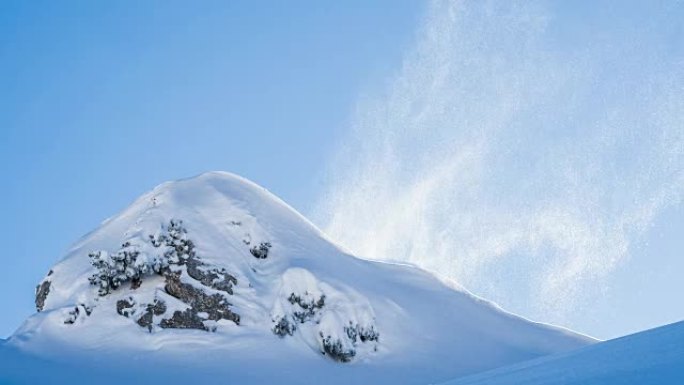 风吹过白雪皑皑的山峰