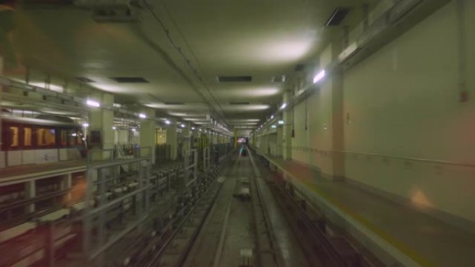 火车在地下行驶的内部视图。