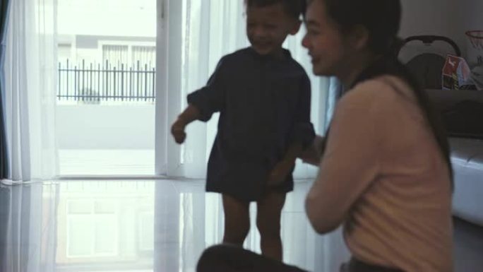 4k镜头亚洲妈妈换尿布小宝宝走在现代房子里自学或家庭学校、家庭和童年概念的场景