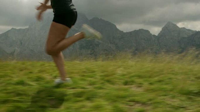 SLO MO运动女子在山脊上奔跑