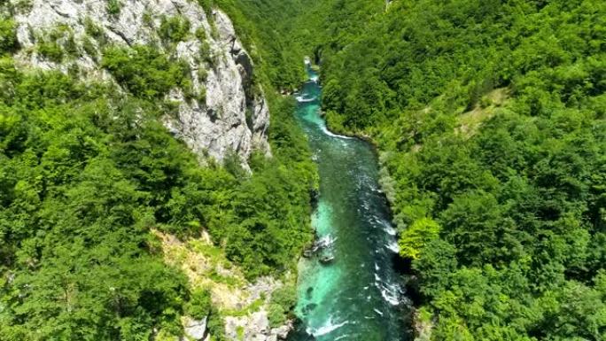 用绿树飞过峡谷，用碧绿的水飞过山河。空中无人机射击，4K