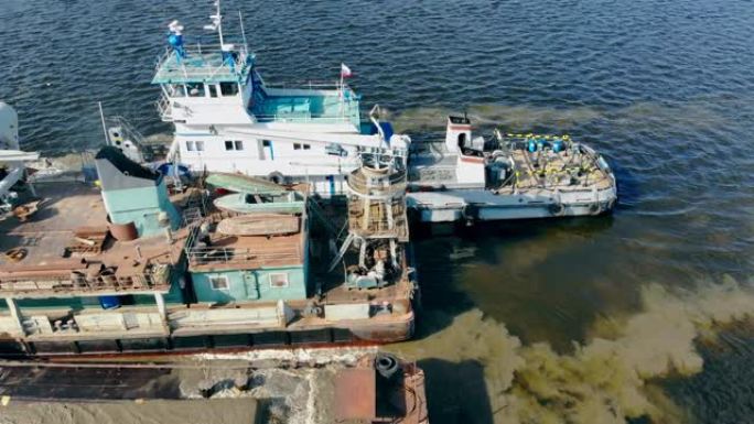 驳船在挖掘沙子时漂浮在水面上