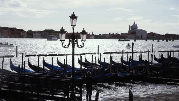 吊船停泊在威尼斯 (意大利) 的运河上。