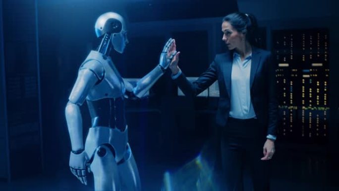 美丽，自信的女工程师与人形机器人接触手激活协作，团队合作协议。计算机人工智能概念: 人与机器人协同工