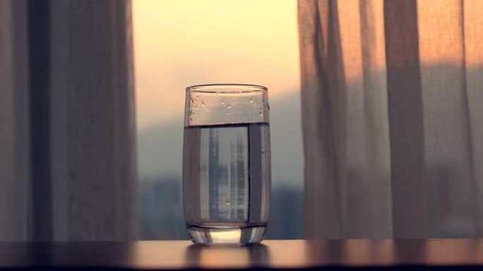 日落时桌上的一杯水