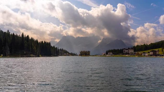 意大利多洛米蒂米苏里纳湖阳光明媚的湖泊和山脉上的WS时间推移云
