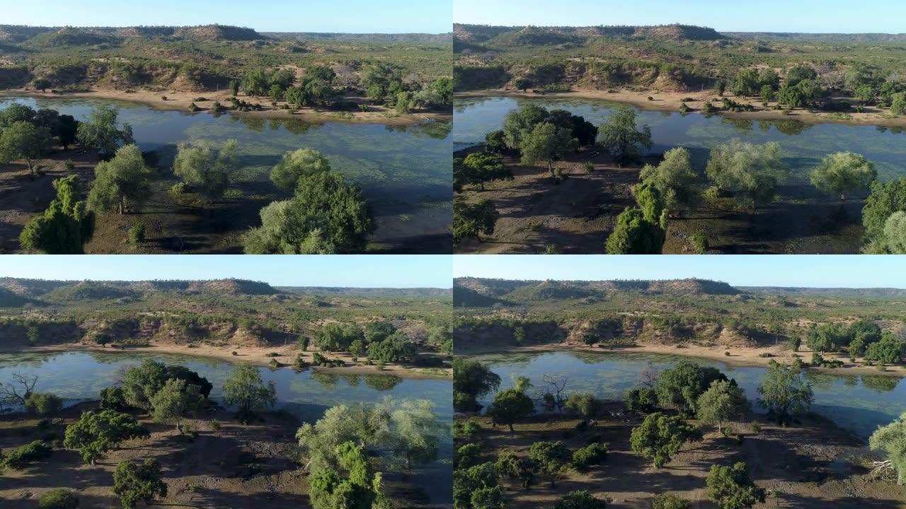津巴布韦Gonarezhou国家公园的河流空中平移视图