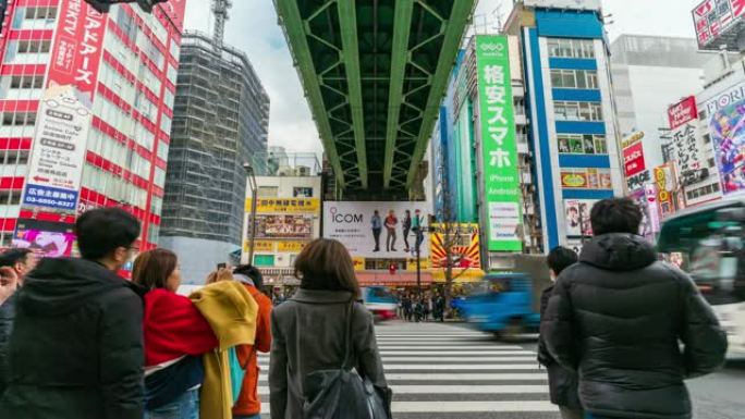 4k时间流逝的人群步行立交桥在日本秋叶原东京市的街道交叉路口与汽车交通交叉路口。日本文化与电城购物区