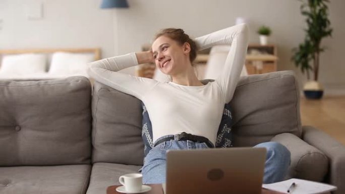 快乐满意的女学生在家放松完成笔记本电脑工作
