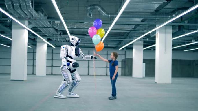 像人类一样的机器人来了，给一个女孩送气球