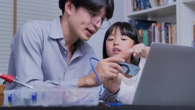 快乐的孩子在课外课堂上使用笔记本电脑学习编程。幼儿快乐地微笑着建造机器人建筑工程游戏。童年的孩子爱好