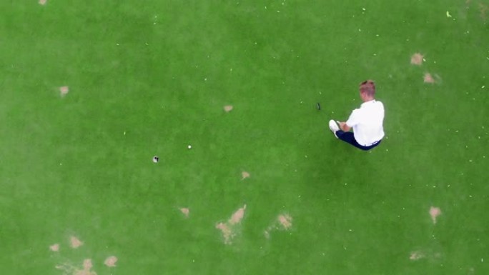 一名男子在球场上打高尔夫球的俯视图