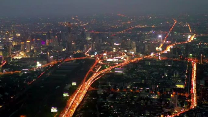 空中俯瞰交通城市在夜间