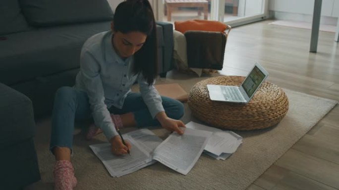 一名年轻女子的慢动作正在家里准备考试