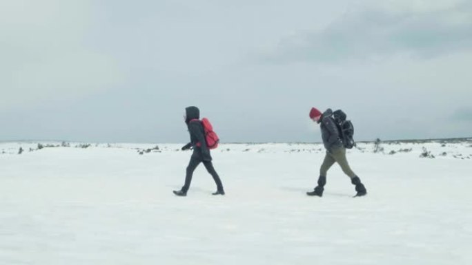 在雪地上行走。