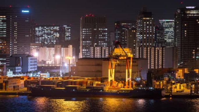 延时: 夜间在日本东京湾的货船和集装箱的港口工作鸟瞰图
