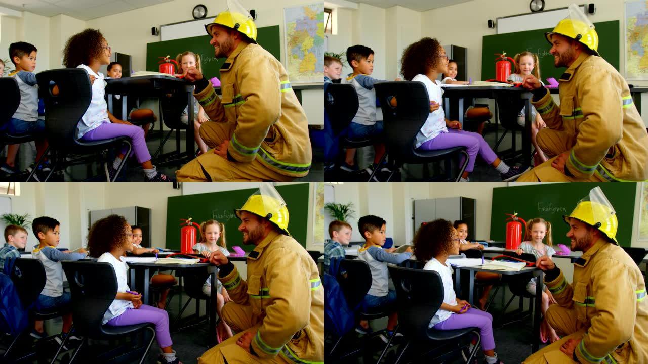 年轻英俊的白人男性消防员在教室4k教女学生消防安全
