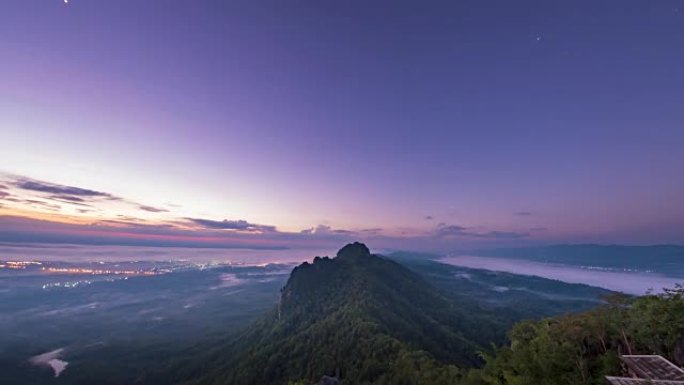 日出时，山上的天空和移动的云层时间流逝