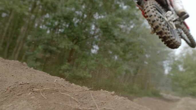 MS超级慢动作越野摩托车骑手跳过泥土路线