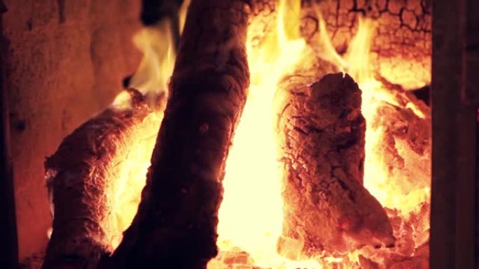 冬天晚上在房子里燃烧壁炉。