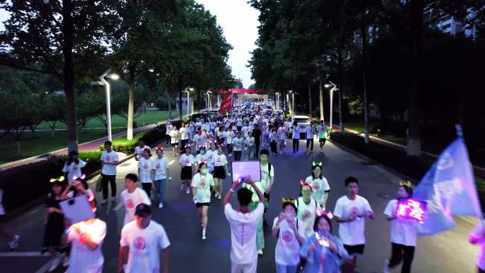 大学校园举办社团活动赛跑航拍