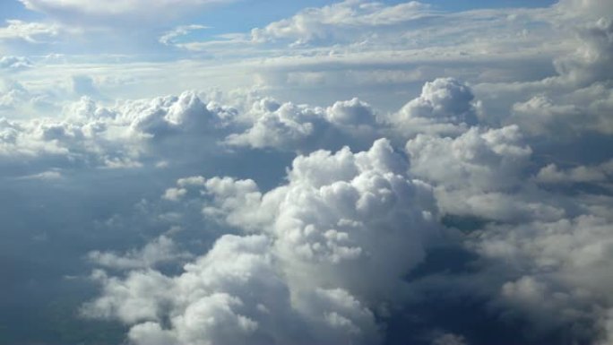 从飞机的角度来看，在云层上方飞行