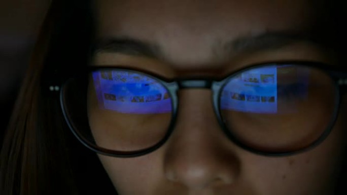 亚洲女性眼睛看电脑显示器，上网